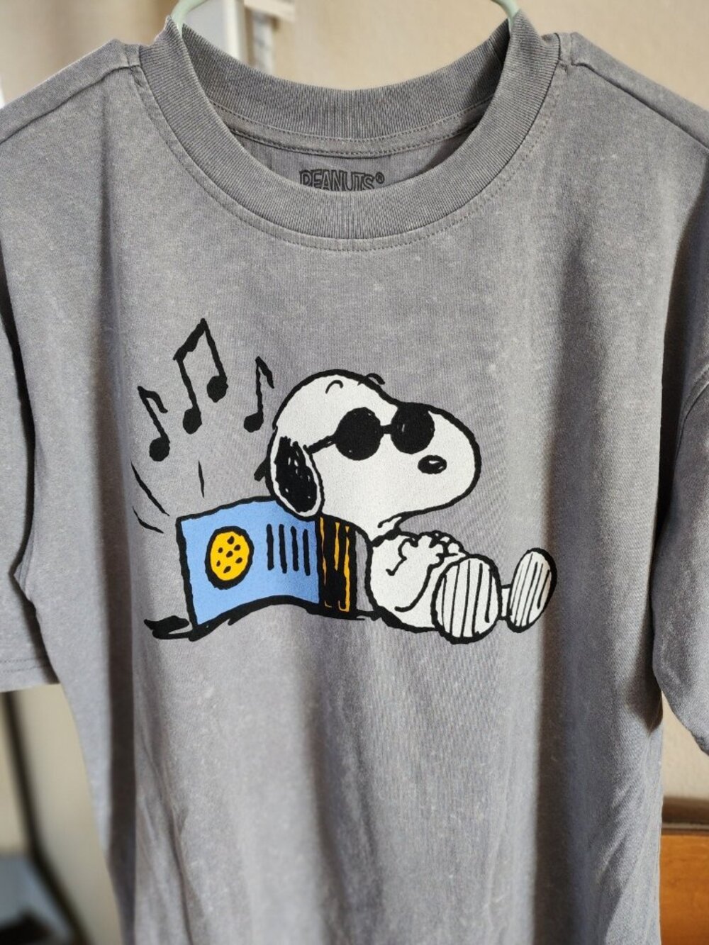 Peanuts Snoopy Men's Medium Snoopy Jamming Music Boom Box Records NEW No Tags